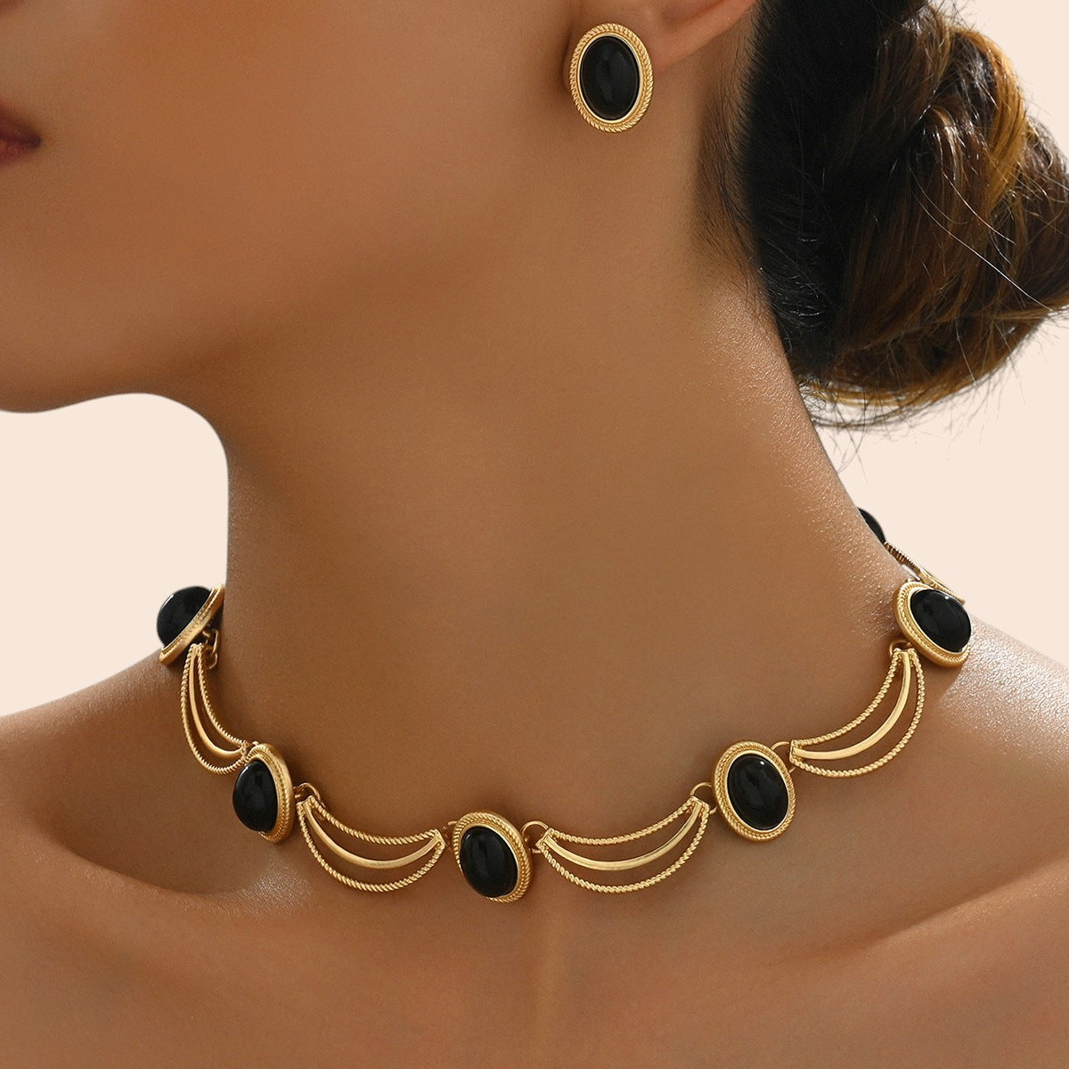 Vintage Noir Jewelry Set – Timeless Gold Elegance